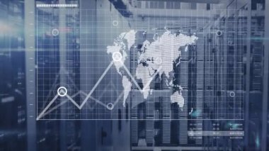 Bilgisayar sunucu odasındaki dünya haritası ve veri işleme arayüzünün animasyonu. Bilgisayar arayüzü ve iş veri teknolojisi kavramı