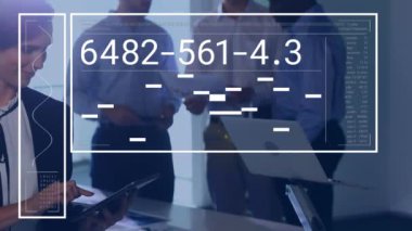 Ofiste dijital tablet kullanan gülümseyen beyaz bir kadının numaralarını ve çizgilerini değiştirme animasyonu. Dijital bileşik, çoklu pozlama, iş, büyüme, şekil ve teknoloji kavramı.