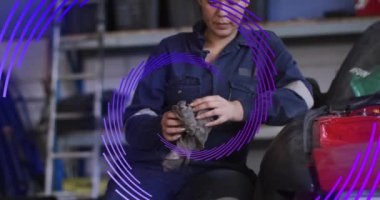 Mor desenli animasyon, çift ırklı kadın tamirci üzerinde hareket ediyor. Çalışma, atölye, mekanik ve veri işleme kavramı dijital olarak oluşturulmuş video.