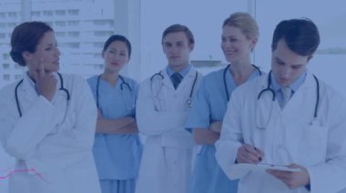 Çeşitli doktorlar üzerinde veri işleme animasyonu. Küresel tıp, sağlık hizmetleri, bilgisayar ve veri işleme kavramı dijital olarak oluşturulmuş video.