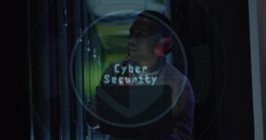 Siber güvenlik mesajı, zarf, veri odasında dizüstü bilgisayar kullanan Afro-Amerikan erkek mühendis animasyonu. Dijital bileşik, ağ güvenliği, veri merkezi, ağ oluşturma, teknoloji, ağ sunucusu.