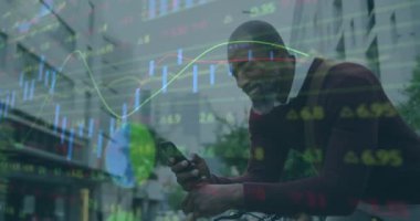 Sokakta akıllı telefon kullanan mutlu Afro-Amerikan bir adamın istatistiksel veri işleme animasyonu. Küresel ekonomi ve iş veri teknolojisi kavramı