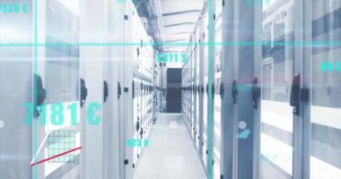 Sunucu odasının üzerinde değişen numaralar ve para birimi sembolleriyle birden fazla grafiğin animasyonu. Dijital bileşik, çoklu pozlama, rapor, iş, büyüme, finans, teknoloji ve ağ sunucusu.