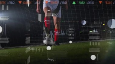 Beyaz tenli oyuncunun futbol antrenmanının düşük kesiminde grafiklerin ve programlama dilinin animasyonu. Dijital bileşik, spor, rekabet, top, kodlama, zemin, iş, rapor, veri işleme.