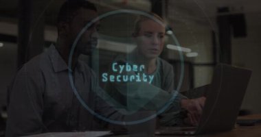 Siber güvenlik metninin animasyonu, barkod ikonu, dizüstü bilgisayardan erkekle tartışan çeşitli kadın. Bileşik, koruma, gizlilik, veri, ağ, teknoloji, iş, takım çalışması ve ofis.