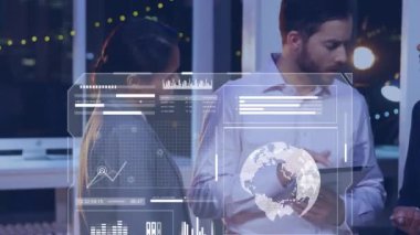 Grafiklerin, yerkürelerin, barların ve dairelerin animasyonu, raporları tartışan çeşitli iş arkadaşları. Dijital bileşim, çoklu pozlama, iş, takım çalışması, küreselleşme, ofis, ilerleme ve teknoloji.