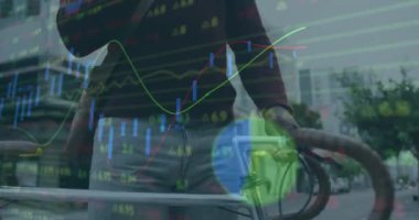 Sokakta akıllı telefon kullanarak bisikletli Afro-Amerikan bir adam üzerinde veri işleme animasyonu. Küresel ekonomi ve iş teknolojisi kavramı