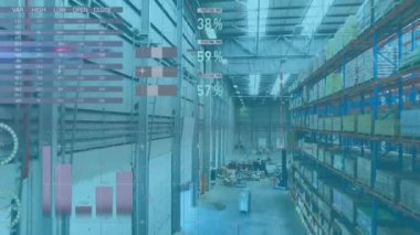 Arka plandaki deponun hava görüntüsünün üzerindeki bilgi arayüzü animasyonu. Dijital bileşik, çoklu pozlama, rapor, iş, küresel, ilerleme, dağıtım, nakliye ve teknoloji kavramı.