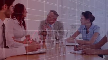 Ofiste birlikte tartışan çeşitli iş adamları üzerinde istatistiksel veri işleme animasyonu. Bilgisayar arayüzü ve iş veri teknolojisi kavramı