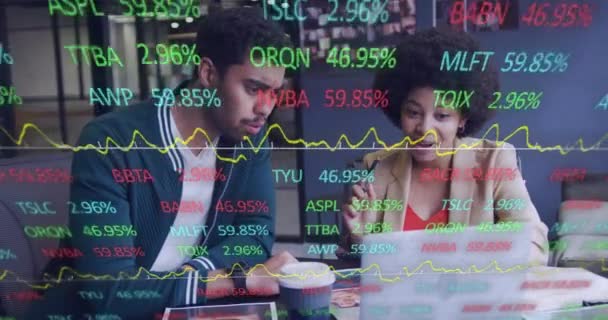 オフィスで多様な男女を超える株式市場データ処理のアニメーション グローバル経済とビジネス技術コンセプト — ストック動画