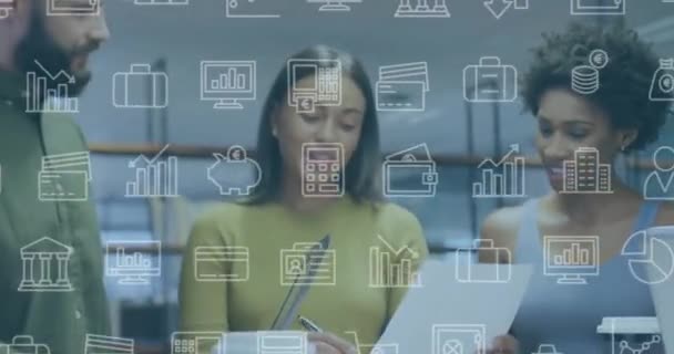 Ofiste Raporları Tartışan Çeşitli Arkadaşlarının Bilgisayar Uygulama Simgelerinin Animasyonu Dijital — Stok video