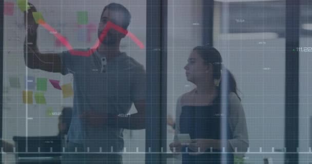 赤いグラフのアニメーションと オフィスで議論している慎重な同僚に対する数字の変更 デジタル複合 複数の露出 レポート ビジネス プランニング チームワークのコンセプト — ストック動画