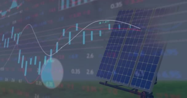 利用草原上的太阳能板进行统计和股票市场数据处理的动画 全球经济和可再生能源概念 — 图库视频影像