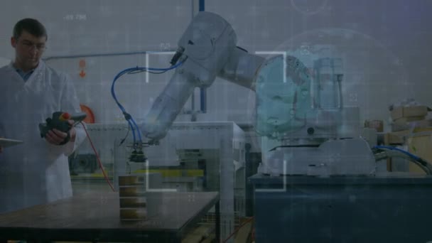 ロボット装置を調べる 白人技術者を超えた 地球と数字のアニメーション デジタル複合 複数の露出 グローバル化 チームワーク 技術コンセプト — ストック動画