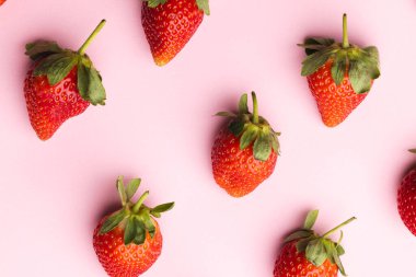 Çilekleri kapatın ve pembe arka planda kopyalayın. Meyve, meyve, yiyecek, tazelik ve renk kavramı.