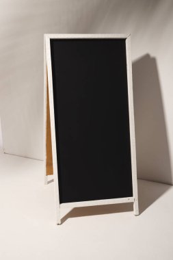 Beyaz çerçeveli siyah tabela ve gri arkaplandaki boşluğu kopyala. İmza, yazma alanı ve reklam kavramı.