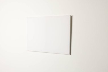 Beyaz tuval ve arka planda asılı olan kopyalama alanı. İmza, yazma alanı ve reklam kavramı.