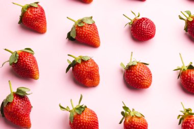 Çilekleri kapatın ve pembe arka planda kopyalayın. Meyve, meyve, yiyecek, tazelik ve renk kavramı.
