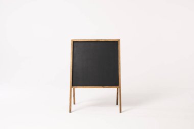 Ahşap çerçevede siyah işaret ve beyaz arkaplanda da kopyalama alanı. İmza, yazma alanı ve reklam kavramı.