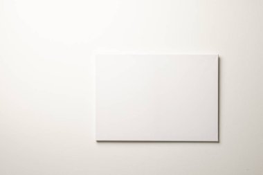 Beyaz tuval ve arka planda asılı olan kopyalama alanı. İmza, yazma alanı ve reklam kavramı.