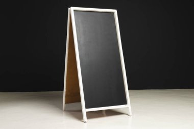 Beyaz çerçeveli siyah tabela ve siyah arkaplan üzerine kopyalama alanı. İmza, yazma alanı ve reklam kavramı.