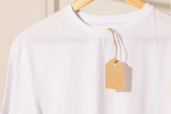 Camiseta Blanca Con Etiqueta Colgando Perchero Con Espacio Copia Sobre — Foto de Stock