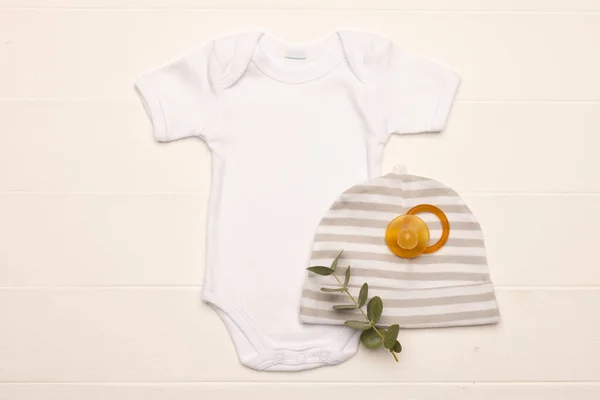 Flat Lay White Baby Grow Hat Dummy Copy Space White — Stock Photo, Image