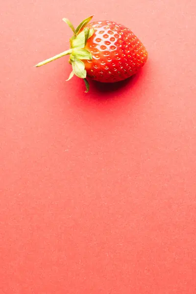 Nahaufnahme Von Erdbeere Und Kopierraum Auf Rotem Hintergrund Obst Beeren — Stockfoto