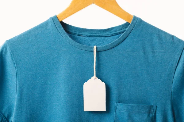 Camiseta Azul Con Etiqueta Percha Con Espacio Para Copiar Sobre — Foto de Stock