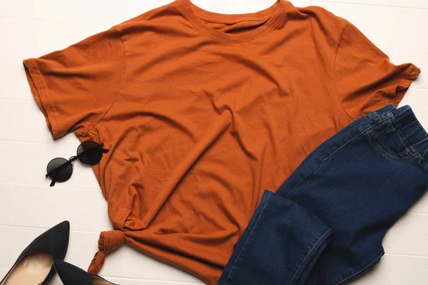 Colocação Plana Camiseta Laranja Calças Jeans Sapatos Óculos Sol Espaço — Fotografia de Stock
