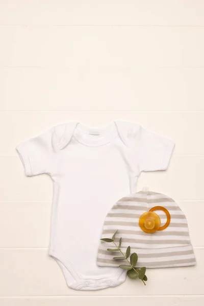 白い赤ん坊の平らな層は白い背景のコピー スペースが付いている帽子およびダミー育ちます ベビーファッション ファブリックコンセプト — ストック写真