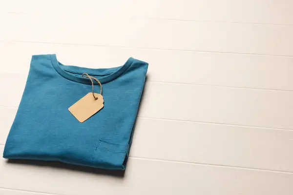 Close Van Platte Lay Van Blauw Shirt Met Tag Kopieer — Stockfoto