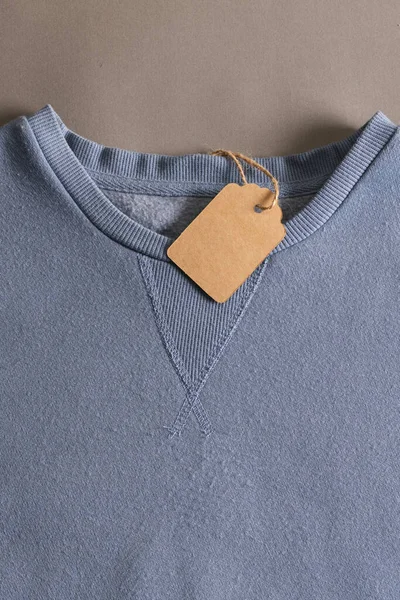 Close Van Blauw Shirt Met Tag Kopieer Ruimte Bruine Achtergrond — Stockfoto