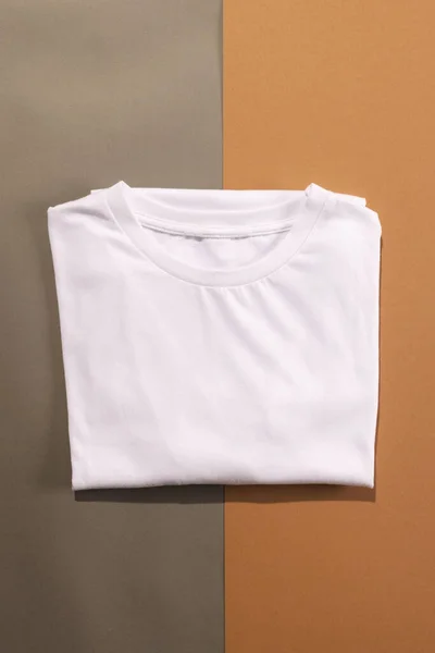 Primer Plano Camisetas Blancas Dobladas Espacio Copia Sobre Fondo Marrón —  Fotos de Stock