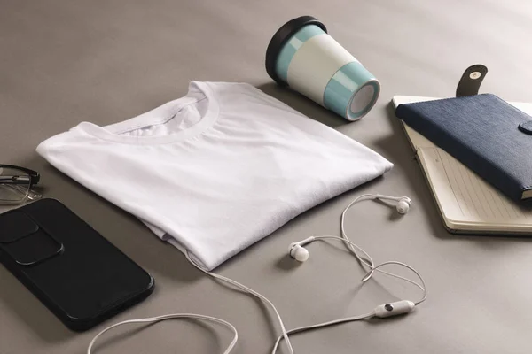 Byt Ležel Bílé Tričko Smartphone Sluchátka Notebooky Kopírovacím Prostorem Šedém — Stock fotografie