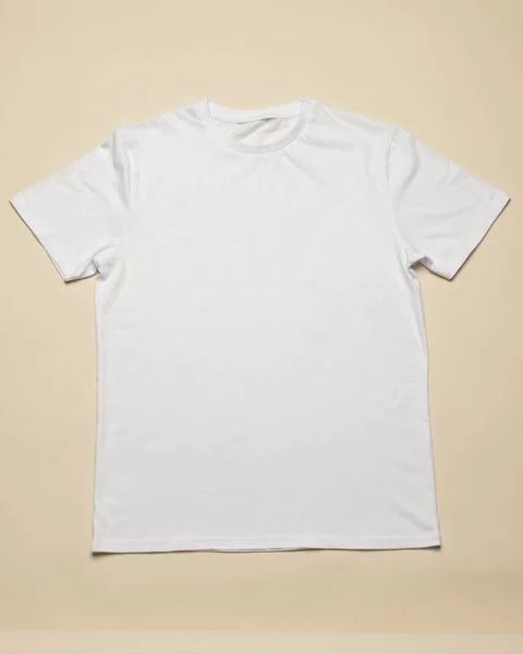 Primer Plano Disposición Plana Camiseta Blanca Espacio Copia Fondo Amarillo —  Fotos de Stock