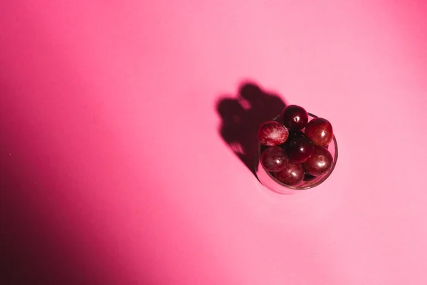 Primo Piano Vetro Uva Rossa Copiare Spazio Sfondo Rosa Frutta — Foto Stock