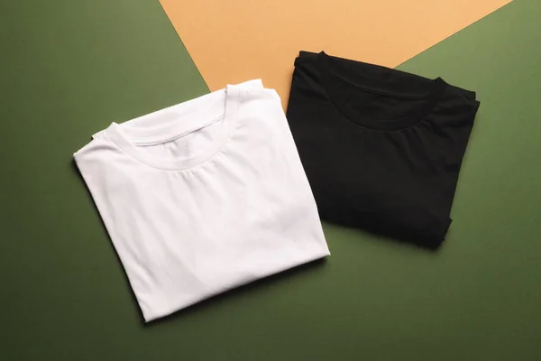 Primer Plano Las Camisetas Plegadas Blancas Negras Copia Espacio Fondo — Foto de Stock