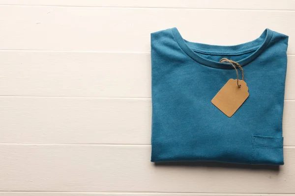 Primer Plano Disposición Plana Camiseta Azul Con Etiqueta Espacio Copia — Foto de Stock