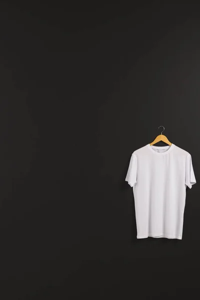 Weißes Shirt Auf Kleiderbügel Und Kopierraum Auf Schwarzem Hintergrund Mode — Stockfoto