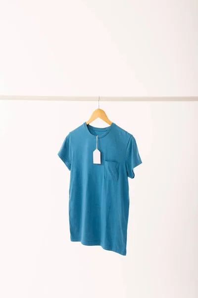 Μπλε Πουκάμισο Ετικέτα Κρεμάστρα Κρέμονται Από Ράγα Ρούχα Αντίγραφο Χώρο — Φωτογραφία Αρχείου