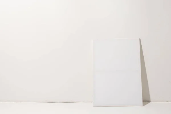 Wit Doek Kopieer Ruimte Leunend Tegen Witte Wand Achtergrond Signalering — Stockfoto