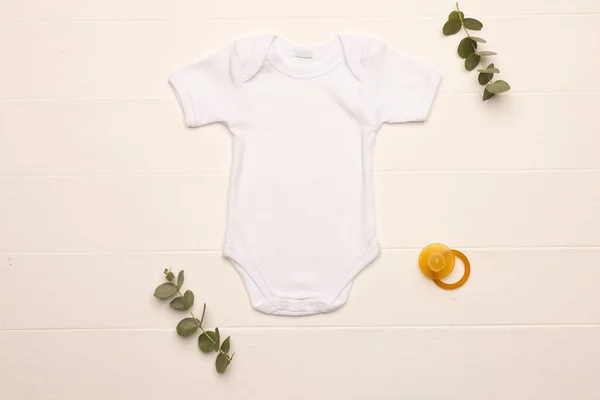 白い赤ん坊の平らな層は白い背景のコピーのスペースが付いている成長し ダミー ベビーファッション ファブリックコンセプト — ストック写真