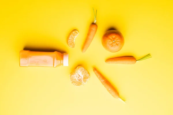 Close Bottle Juice Carrots Tangerines Copy Space Yellow Background Fruit — Stock Photo, Image
