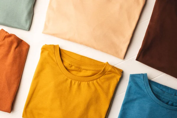 Primer Plano Disposición Plana Camisetas Multicolores Espacio Copia Sobre Fondo —  Fotos de Stock