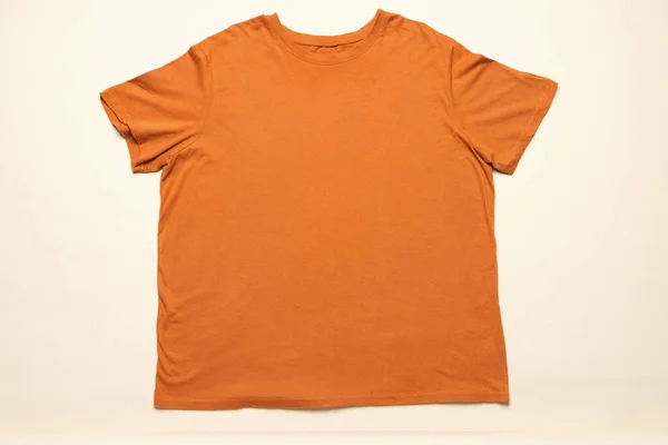 오렌지 티셔츠와 노란색 배경에 공간의 레이아웃을 닫습니다 — 스톡 사진