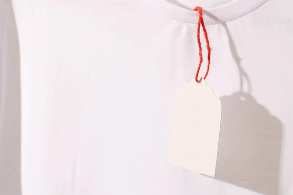Λευκό Πουκάμισο Ετικέτα Αντίγραφο Χώρου Λευκό Φόντο Έννοια Μόδας Ρούχων — Φωτογραφία Αρχείου