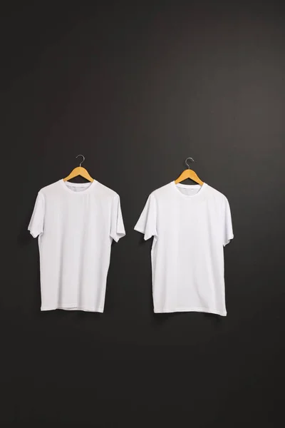 Dvě Bílé Trička Ramínka Kopírovat Prostor Černém Pozadí Móda Oblečení — Stock fotografie