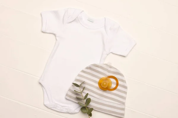 白い赤ん坊の平らな層は白い背景のコピー スペースが付いている帽子およびダミー育ちます ベビーファッション ファブリックコンセプト — ストック写真