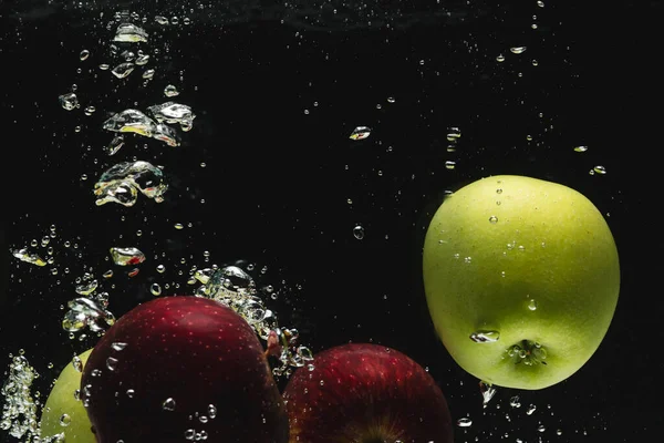 Großaufnahme Von Äpfeln Die Ins Wasser Fallen Mit Kopierraum Auf — Stockfoto